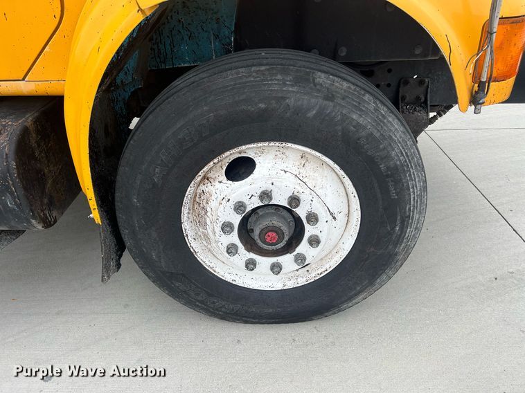 image for item NL9119 1996 International 4700  oil distributor truck