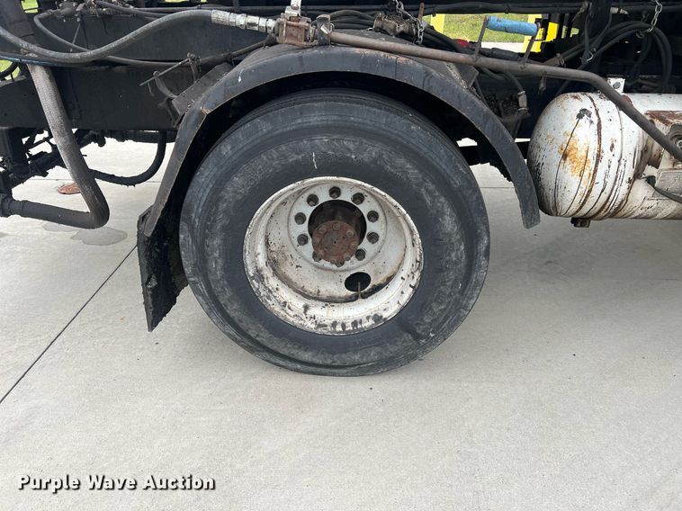 image for item NL9119 1996 International 4700  oil distributor truck