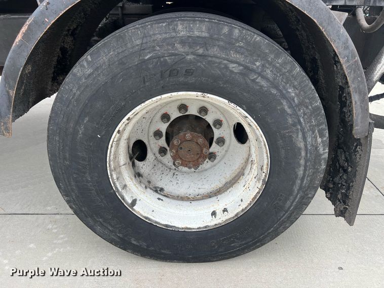 image for item NL9119 1996 International 4700  oil distributor truck