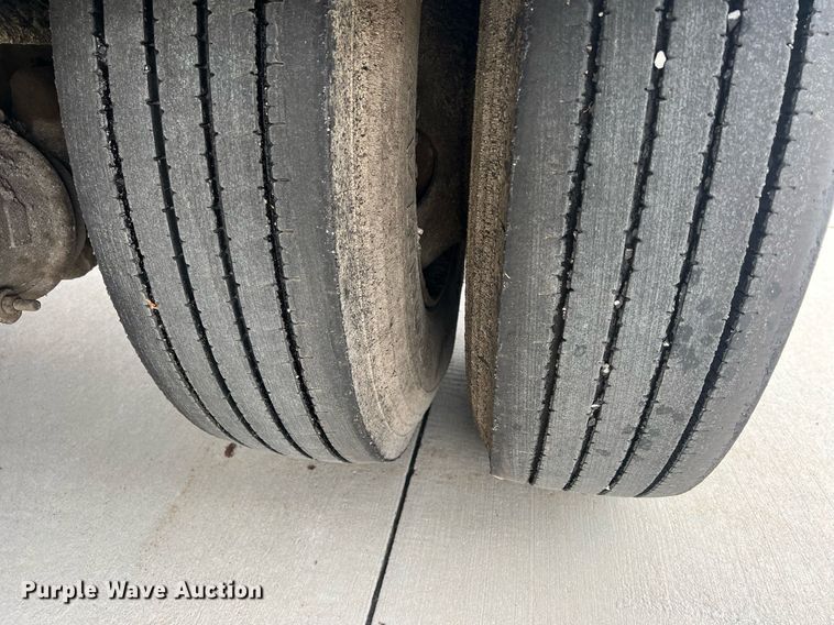 image for item NL9119 1996 International 4700  oil distributor truck