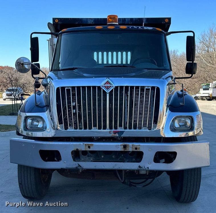 image for item NL9187 2005 International 7300  truck cab and chassis