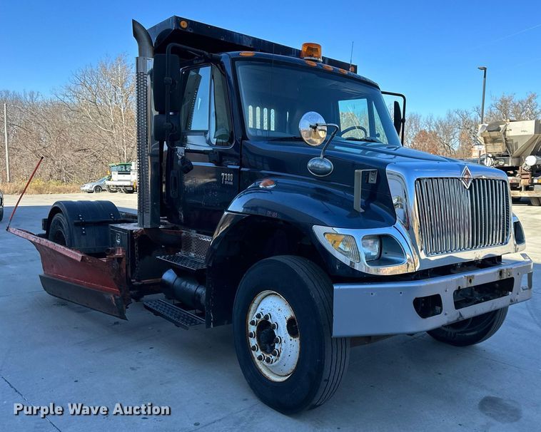 image for item NL9187 2005 International 7300  truck cab and chassis