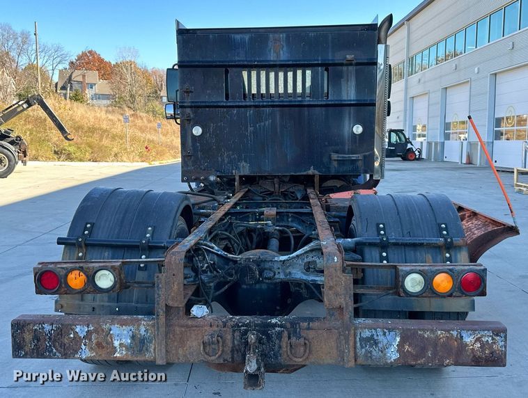 image for item NL9187 2005 International 7300  truck cab and chassis