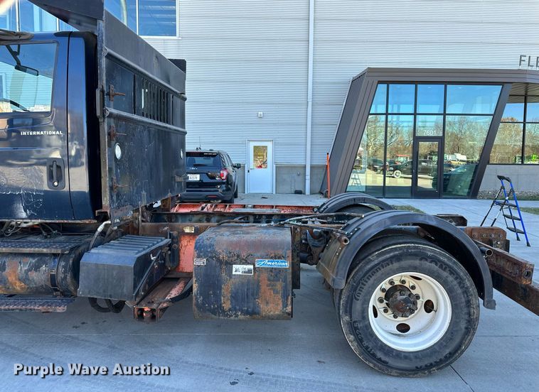 image for item NL9187 2005 International 7300  truck cab and chassis