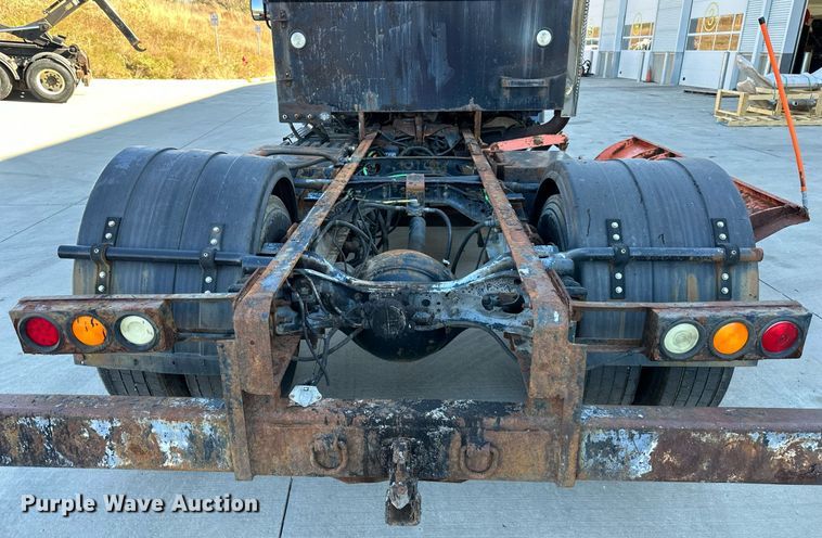 image for item NL9187 2005 International 7300  truck cab and chassis