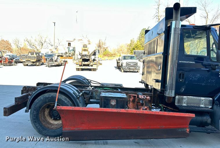 image for item NL9187 2005 International 7300  truck cab and chassis