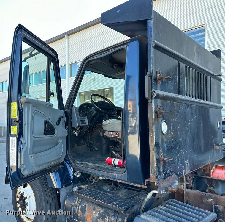 image for item NL9187 2005 International 7300  truck cab and chassis