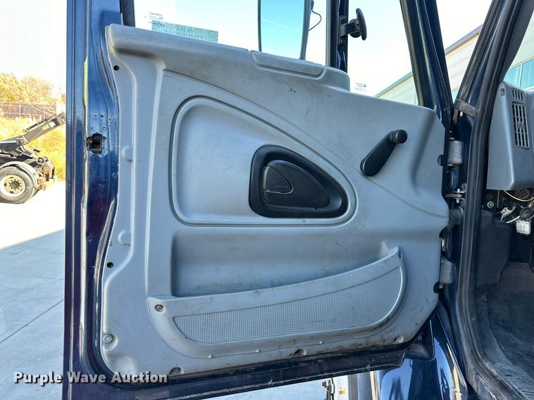 image for item NL9187 2005 International 7300  truck cab and chassis