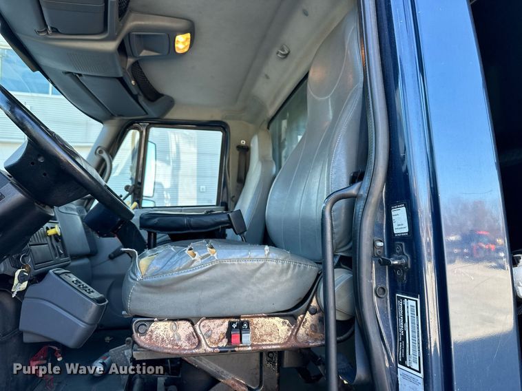 image for item NL9187 2005 International 7300  truck cab and chassis