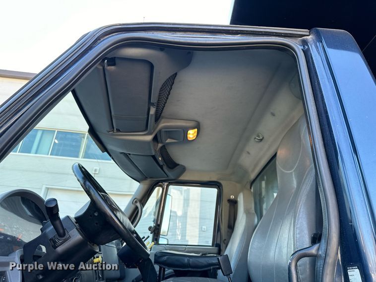 image for item NL9187 2005 International 7300  truck cab and chassis