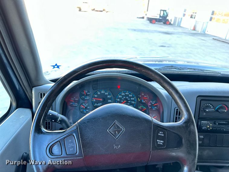 image for item NL9187 2005 International 7300  truck cab and chassis