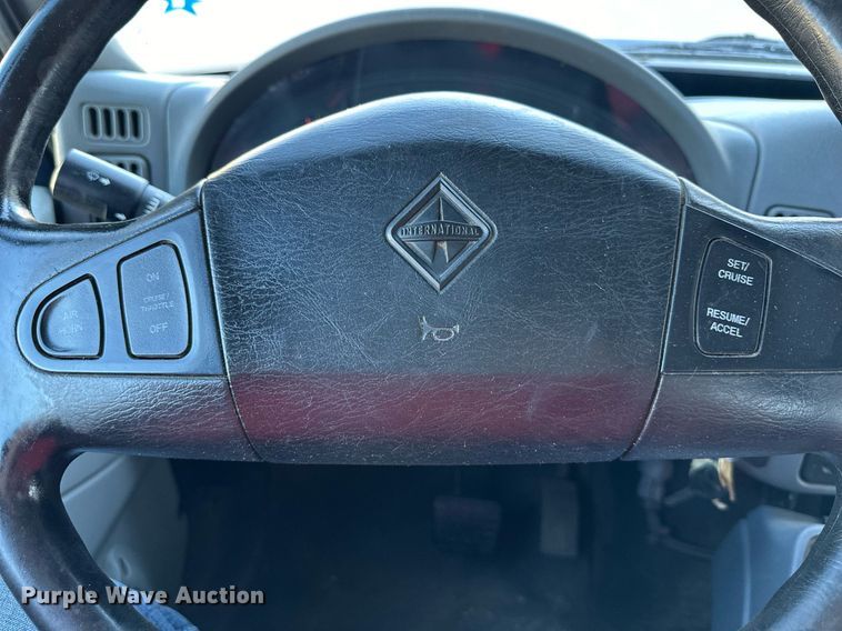 image for item NL9187 2005 International 7300  truck cab and chassis