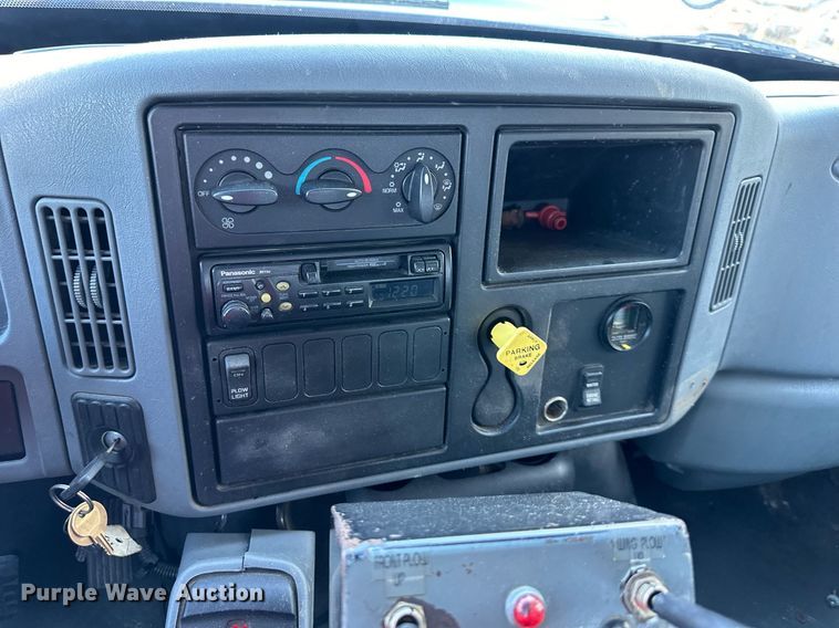 image for item NL9187 2005 International 7300  truck cab and chassis