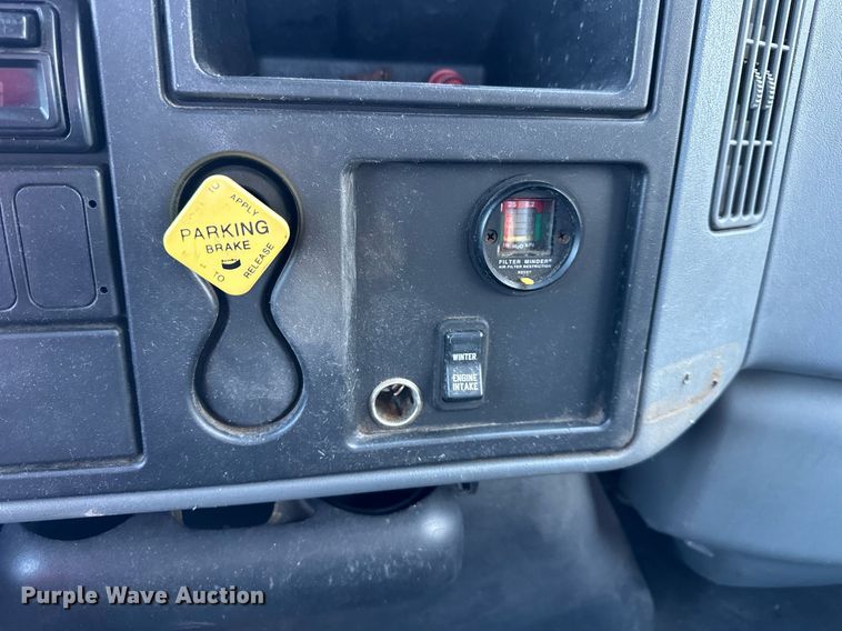 image for item NL9187 2005 International 7300  truck cab and chassis