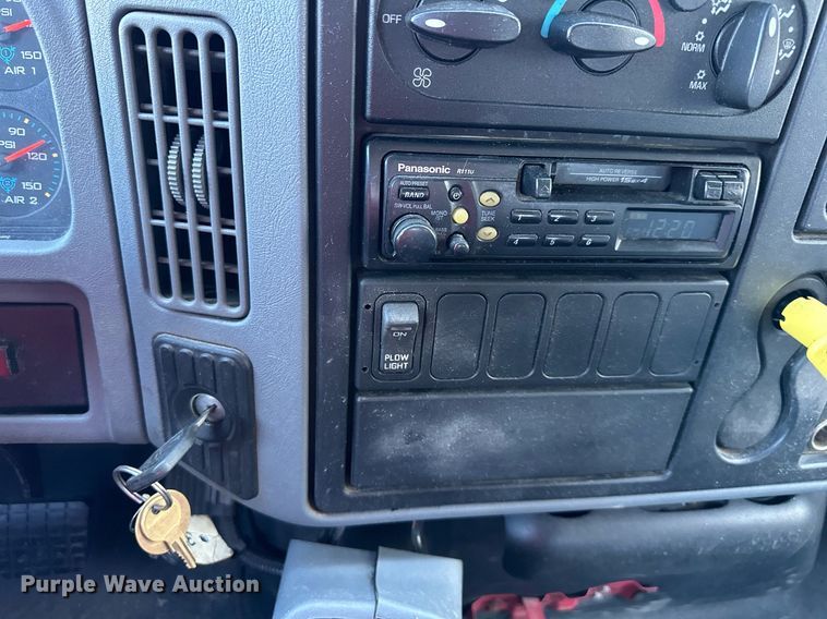 image for item NL9187 2005 International 7300  truck cab and chassis