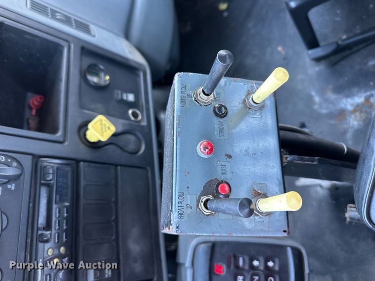 image for item NL9187 2005 International 7300  truck cab and chassis