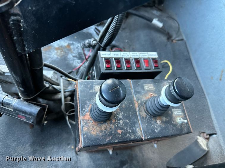 image for item NL9187 2005 International 7300  truck cab and chassis