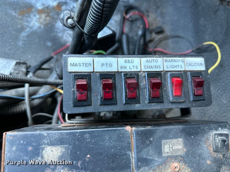 image for item NL9187 2005 International 7300  truck cab and chassis