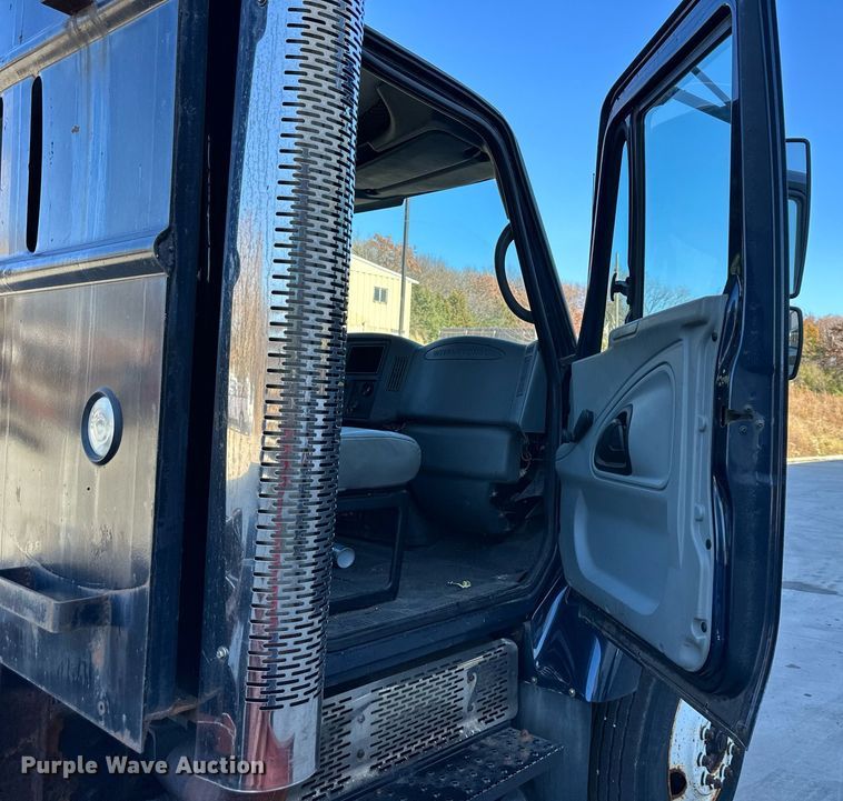 image for item NL9187 2005 International 7300  truck cab and chassis