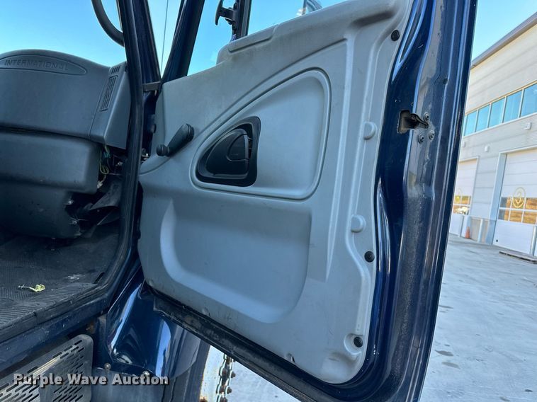 image for item NL9187 2005 International 7300  truck cab and chassis