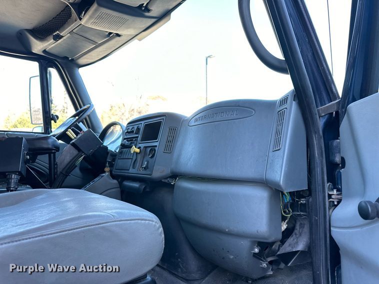 image for item NL9187 2005 International 7300  truck cab and chassis