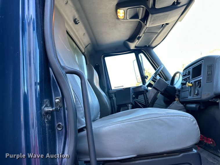 image for item NL9187 2005 International 7300  truck cab and chassis