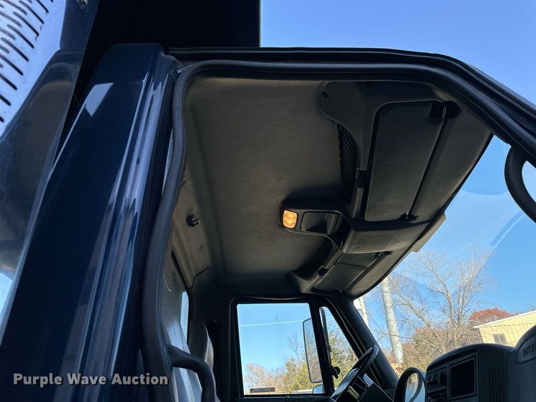 image for item NL9187 2005 International 7300  truck cab and chassis