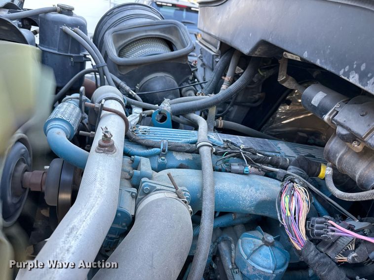 image for item NL9187 2005 International 7300  truck cab and chassis