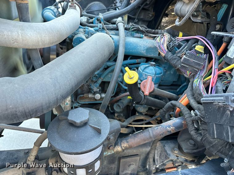 image for item NL9187 2005 International 7300  truck cab and chassis