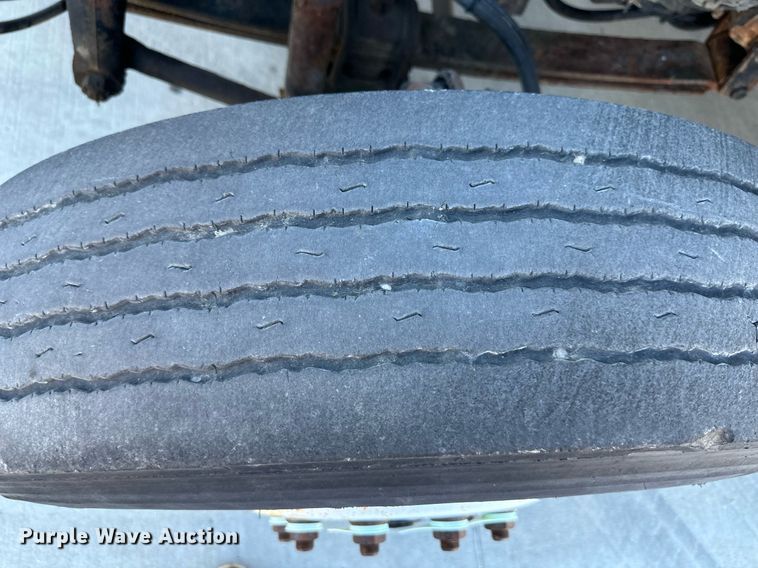 image for item NL9187 2005 International 7300  truck cab and chassis