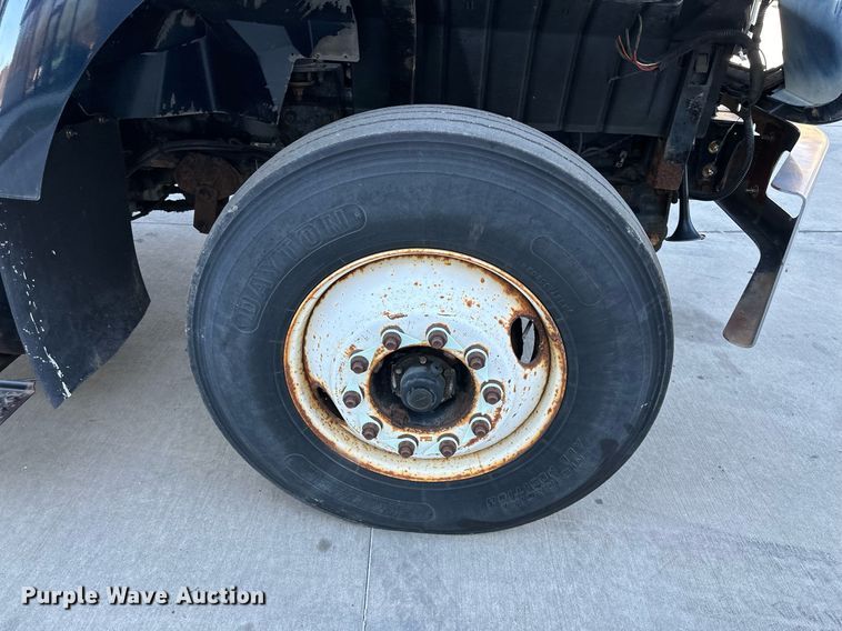 image for item NL9187 2005 International 7300  truck cab and chassis