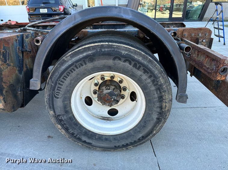 image for item NL9187 2005 International 7300  truck cab and chassis