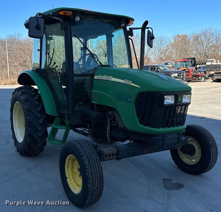 image for item NL9189 2005 John Deere 5225  MFWD tractor