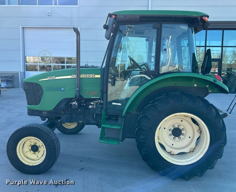 image for item NL9189 2005 John Deere 5225  MFWD tractor