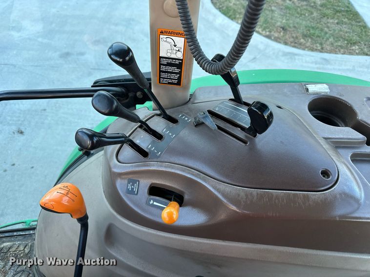 image for item NL9189 2005 John Deere 5225  MFWD tractor