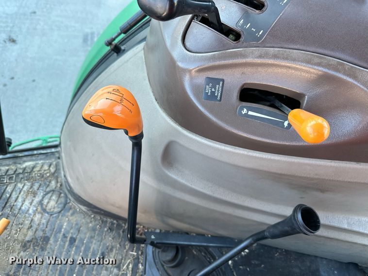 image for item NL9189 2005 John Deere 5225  MFWD tractor