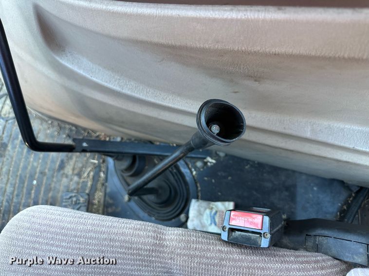 image for item NL9189 2005 John Deere 5225  MFWD tractor