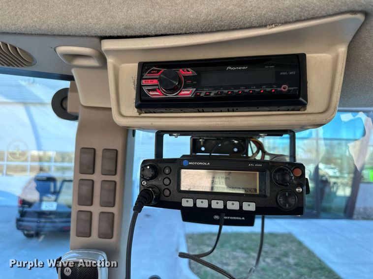 image for item NL9189 2005 John Deere 5225  MFWD tractor