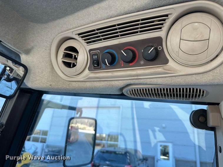 image for item NL9189 2005 John Deere 5225  MFWD tractor