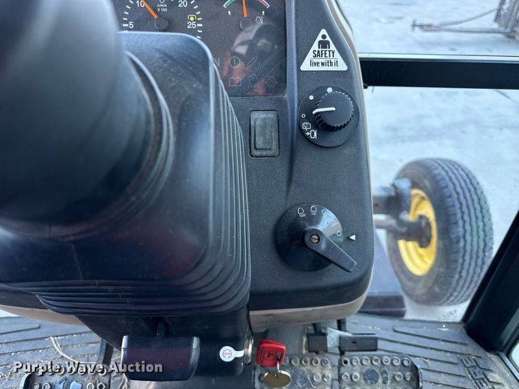 image for item NL9189 2005 John Deere 5225  MFWD tractor