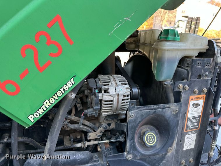 image for item NL9189 2005 John Deere 5225  MFWD tractor