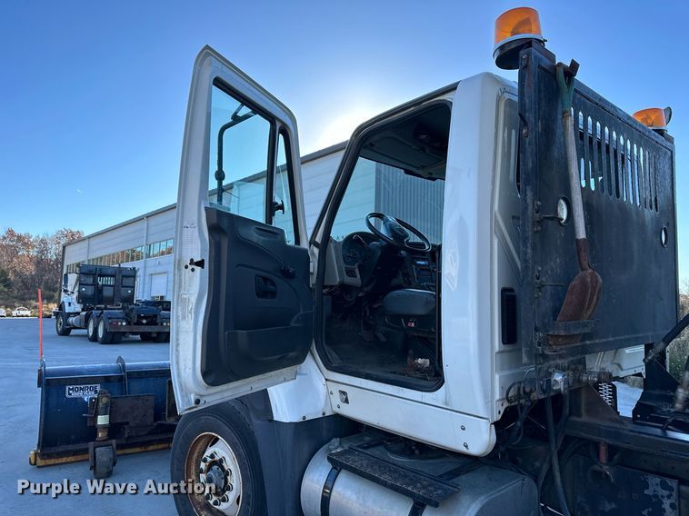 image for item NL9191 2011 International WorkStar  hook lift spreader truck