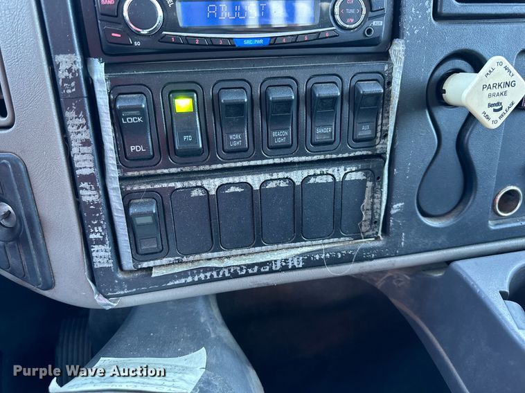 image for item NL9191 2011 International WorkStar  hook lift spreader truck