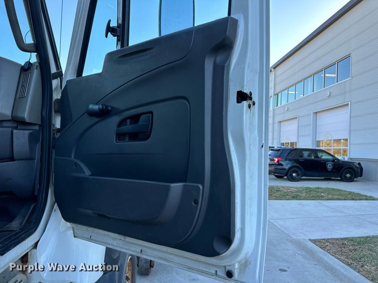 image for item NL9191 2011 International WorkStar  hook lift spreader truck