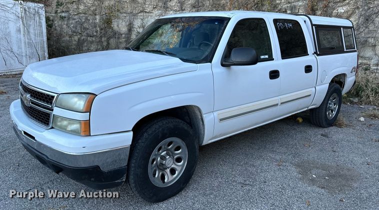 image for item NM9031 2006 Chevrolet Silverado 1500  Crew Cab pickup truck