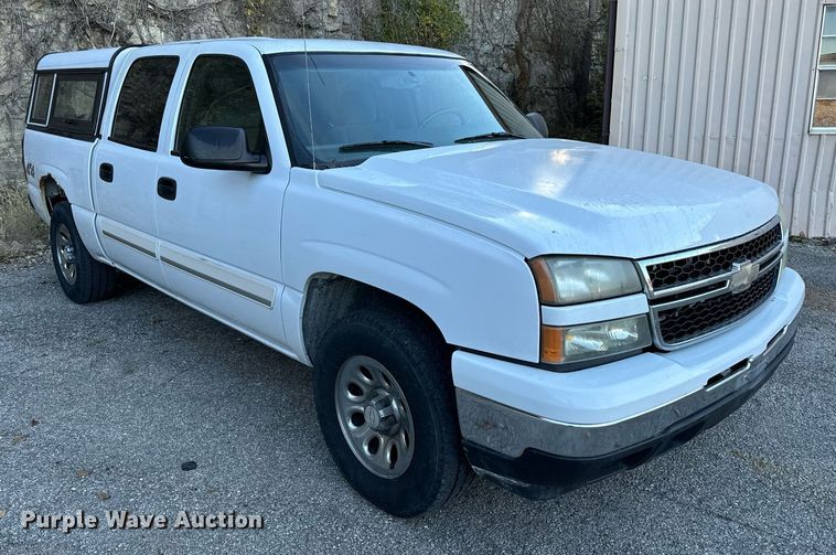 image for item NM9031 2006 Chevrolet Silverado 1500  Crew Cab pickup truck