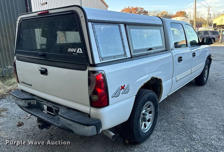 image for item NM9031 2006 Chevrolet Silverado 1500  Crew Cab pickup truck