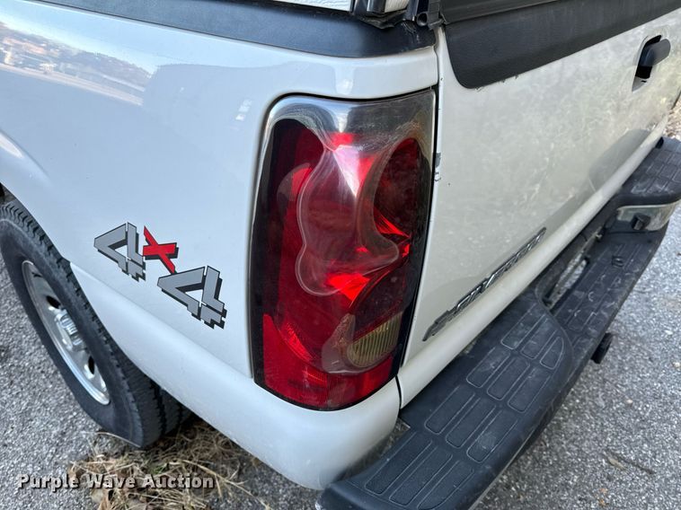 image for item NM9031 2006 Chevrolet Silverado 1500  Crew Cab pickup truck