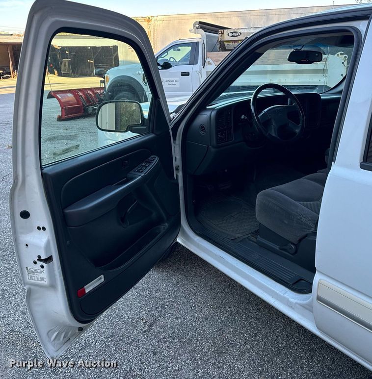 image for item NM9031 2006 Chevrolet Silverado 1500  Crew Cab pickup truck