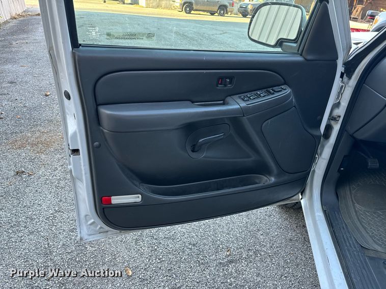 image for item NM9031 2006 Chevrolet Silverado 1500  Crew Cab pickup truck